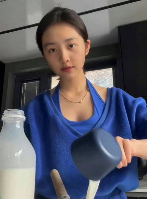 19岁黄多多上课被偶遇的简单介绍