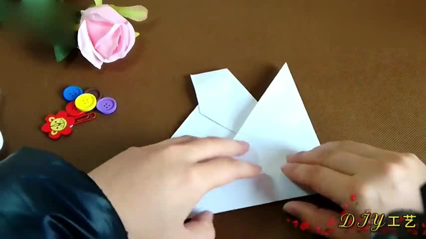 播放纸飞机做法-纸飞机的做法简单的做法