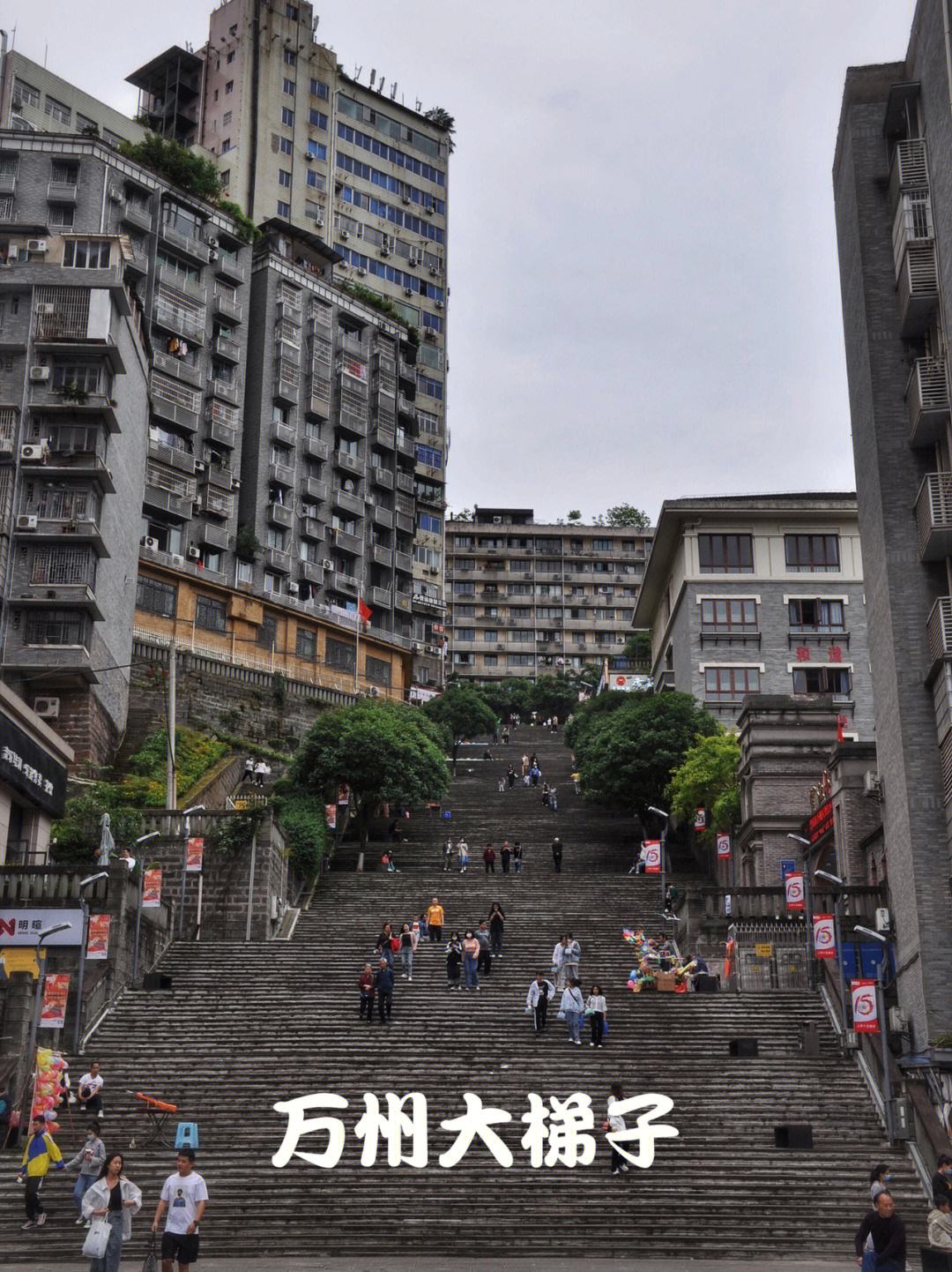梯子与地面夹角,梯子与地面夹角应为65°左右工作人员